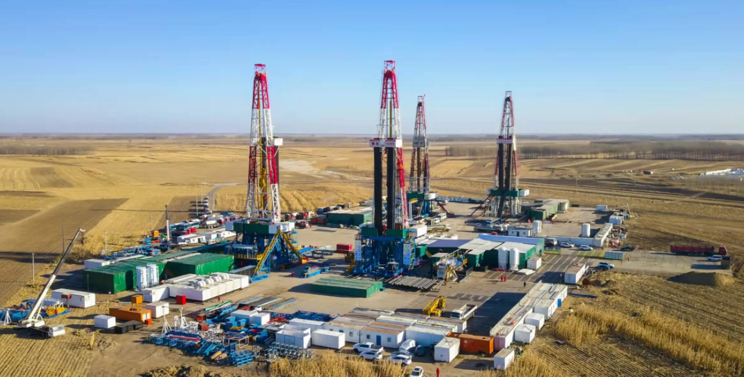 2025化塑圈盘点!16多种化工品下跌!ABS惨跌3500,PC/PVC/PE等塑料全军覆没!2026年行情还能不能好了?